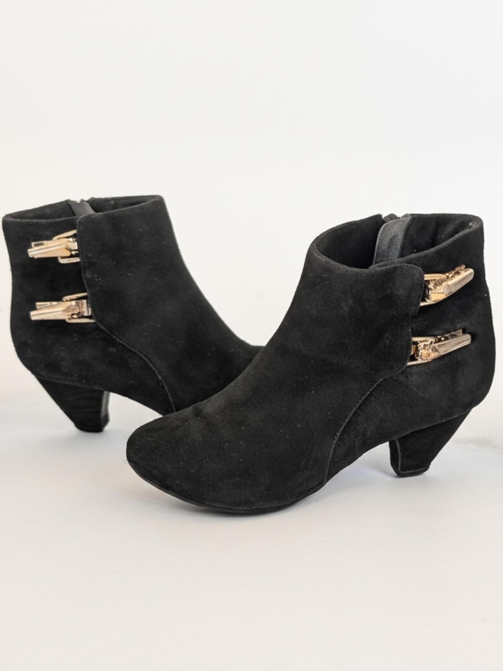 Vaneli Black Italian Suede Block Heel Ankle Boots Gold Accents Corocore Size 6
